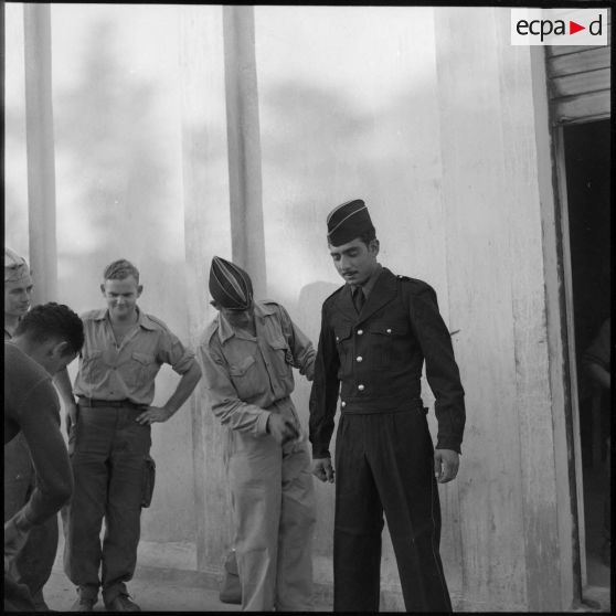 Une nouvelle recrue porte son nouvel uniforme au centre d'incorporation de Dombasle.