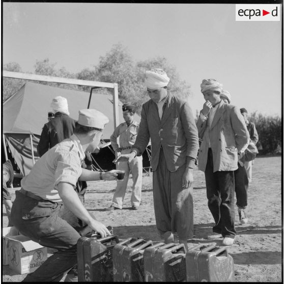 Distribution de café aux recrues de la classe 56-1 au centre d'incorporation de Dombasle.