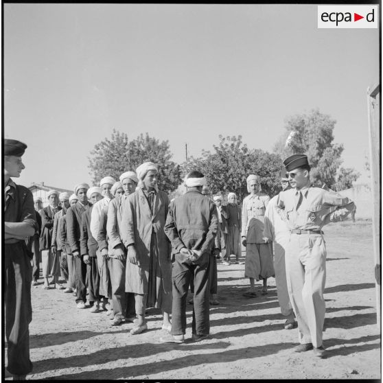 Les recrues de la classe 56-1 sont dispodées en rang au centre d'incorporation de Dombasle.