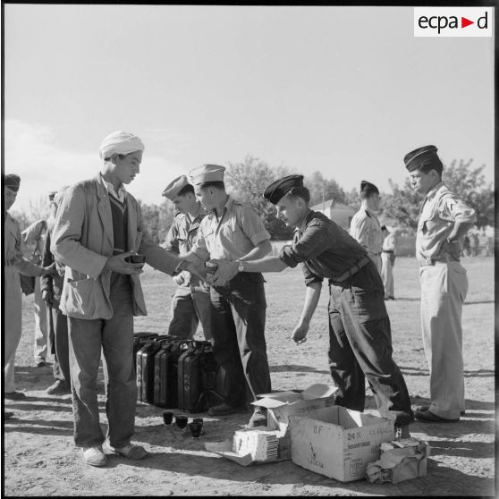 Distribution de café et de cigarettes aux recrues de la classe 56-1 au centre d'incorporation de Dombasle.