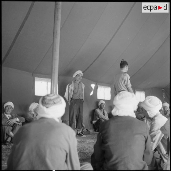 Les jeunes recrues de la classe 56-1 sont rassemblées sous une tente au centre d'incorporation de Dombasles.