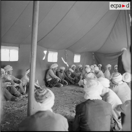 Les jeunes recrues de la classe 56-1 sont rassemblées sous une tente au centre d'incorporation de Dombasles.