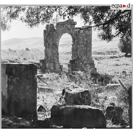Les ruines de Thibilis, un arc de triomphe.