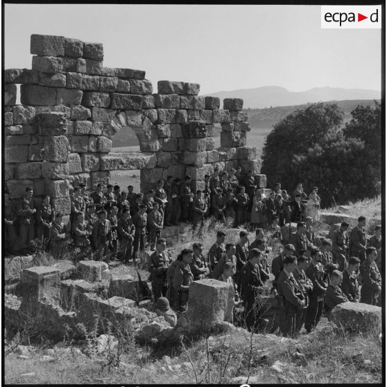 Les soldats du 151e régiment d'infanterie (RI) assistent à une messe dans les ruines de la basilique de Thibilis.