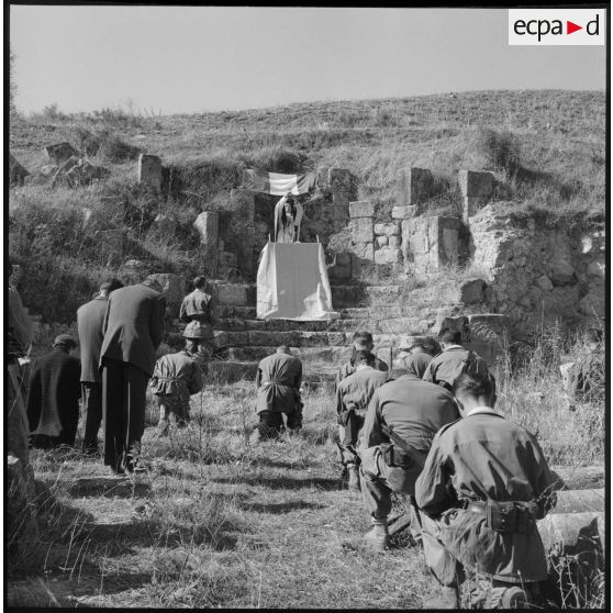 Une messe est célébrée par l'aumônier Zanolini dans les ruines de la basilique de Thibilis.
