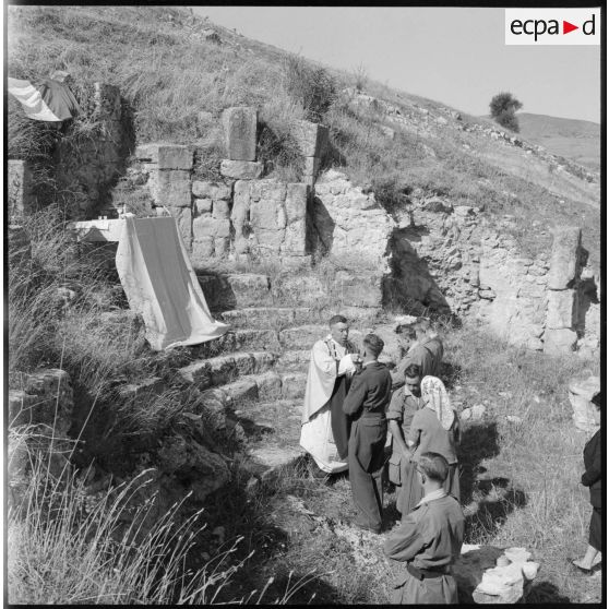 Les soldats du 151e régiment d'infanterie (RI) communient au cours de la messe célébrée dans les ruines de Thibilis.