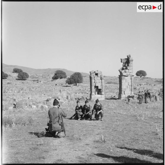Les soldats du 151e régiment d'infanterie (RI) se photographient dans les ruines de la basilique de Thibilis.