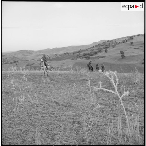 L'escadron monté du 15e GCN patrouille.