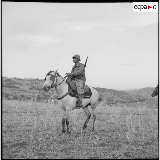 Portrait d'un soldat de l'escadron monté du 15e GCN au cours d'une patrouille.