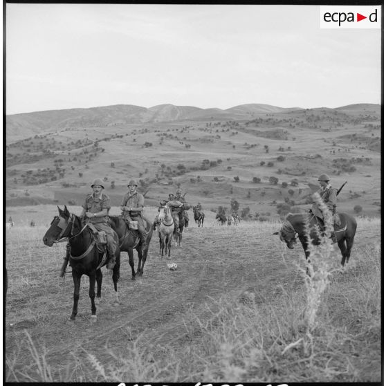 Les soldats de l'escadron monté du 15e GCN patrouillent.