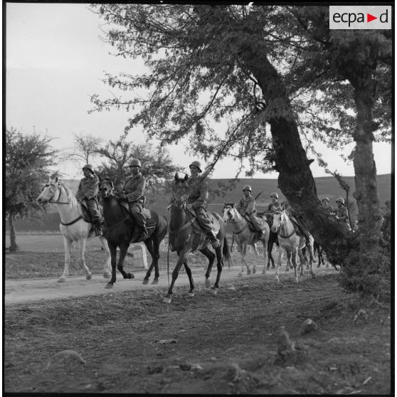 Des cavaliers rentrent d'opération.