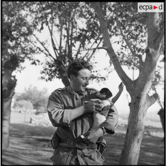 Un soldat de l'escadron monté du 15e GCN pose avec la mascotte du groupe.