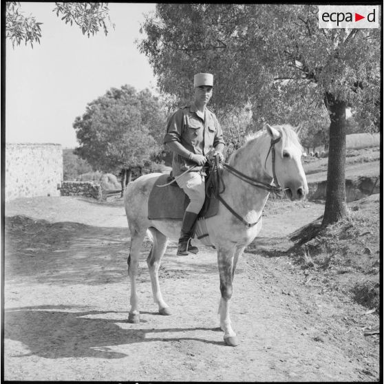 Le capitaine Arnaud, commandant l'escadron à cheval.