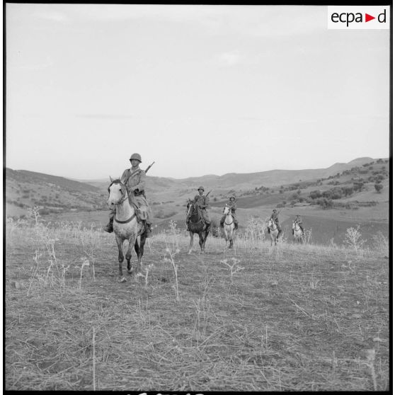 L'escadron monté du 15e GCN patrouille.