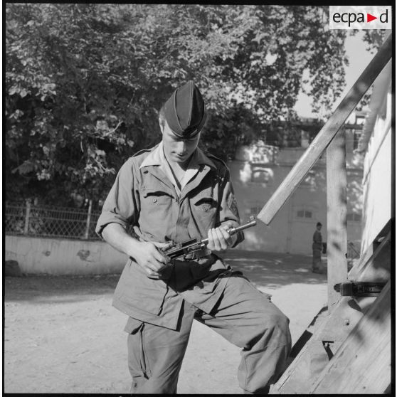 Le caporal-chef Masnaghetti nettoie son pistolet-mitrailleur.