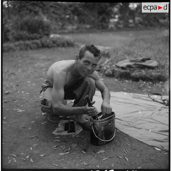 Le soldat Merker nettoie son arme.