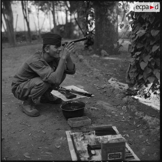 Le soldat Bisch nettoie son arme.