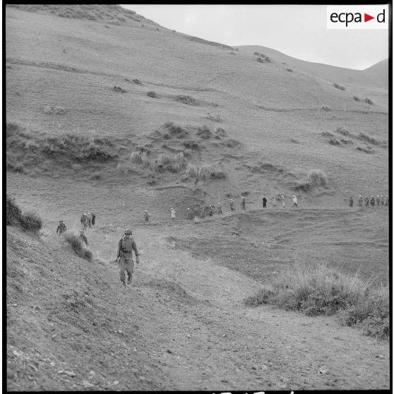 Progression d'une colonne de soldats et de prisonniers.