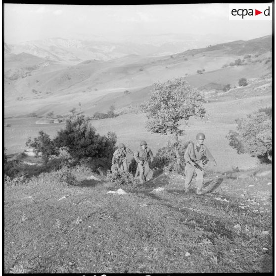 Progression d'une compagnie du 151e régiment d'infanterie (RI).