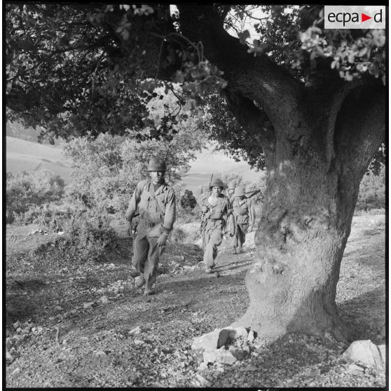 Progression d'une compagine du 151e régiment d'infanterie (RI).