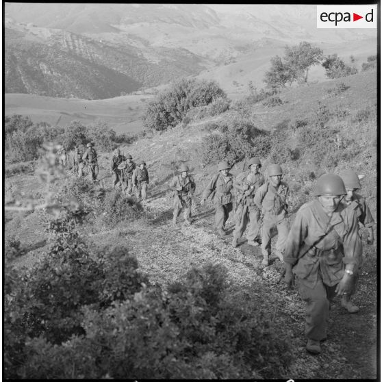 Progression d'une compagine du 151e régiment d'infanterie (RI).