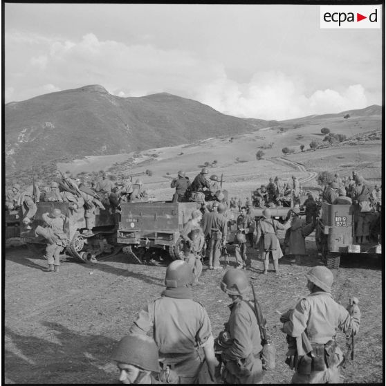 Embarquement dans les camions.