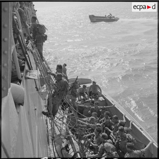 Les éléments d'assaut s'apprêtent à débarquer.