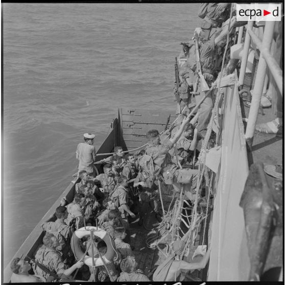 Les éléments d'assaut prennent place à bord d'un LCVP.