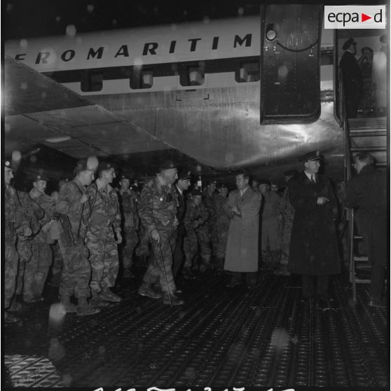 Les soldats du 2e régiment de parachutistes coloniaux (RPC) s'apprêtent à embarquer à bord de l'avion de transport.
