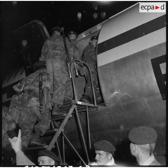 Les soldats du 2e régiment de parachutistes coloniaux (RPC) embarquent à bord d'un avion de transport.
