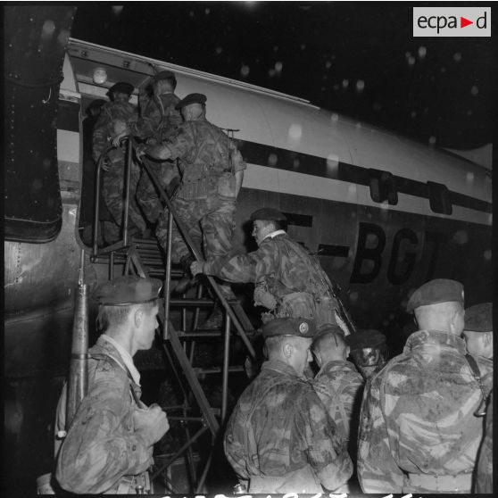 Les soldats du 2e régiment de parachutistes coloniaux (RPC) embarquent à bord d'un avion de transport.