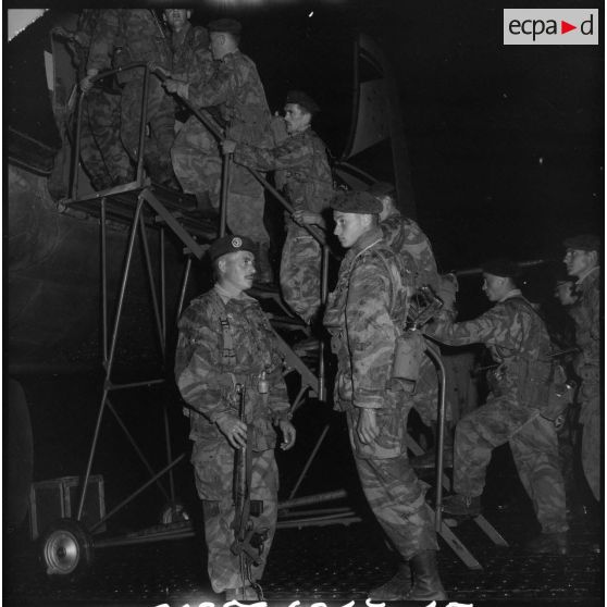 Les soldats du 2e régiment de parachutistes coloniaux (RPC) embarquent à bord d'un avion de transport.