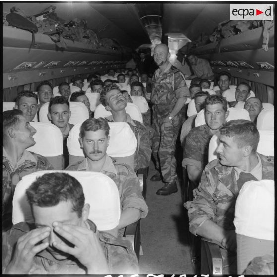 Le 2e régiment de parachutistes coloniaux (RPC) du colonel Pierre Château-Jobert est prêt à décoller.