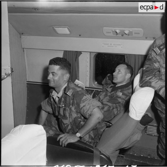 Deux officiers du 2e régiment de parachutistes coloniaux (RPC) du colonel Pierre Château-Jobert ont pris place à bord de l'avion de transport.