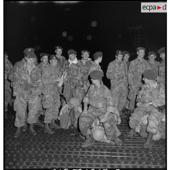 Les soldats du 2e régiment de parachutistes coloniaux (RPC) patientent sur un terrain d'aviation.
