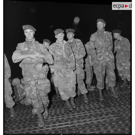 Un groupe de jeunes soldats du 2e régiment de parachutistes coloniaux (RPC).