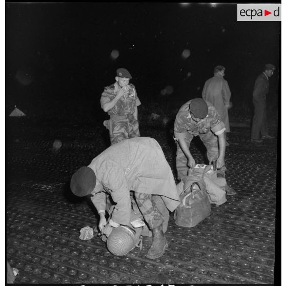 Deux soldats du 2e régiment de parachutistes coloniaux (RPC) vérifient leur paquetage.