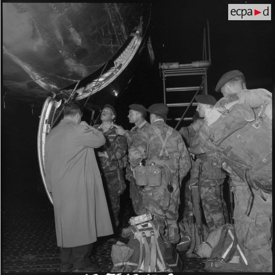 Les soldats du 2e régiment de parachutistes coloniaux (RPC) disposent leurs paquetages dans la soute de l'avion.