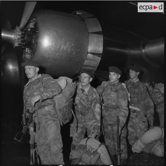 Les soldats du 2e régiment de parachutistes coloniaux (RPC) patientent avant d'embarquer dans un avion.