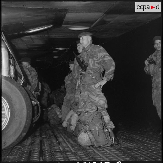 Les soldats du 2e régiment de parachutistes coloniaux (RPC) patientent avant d'embarquer dans un avion.