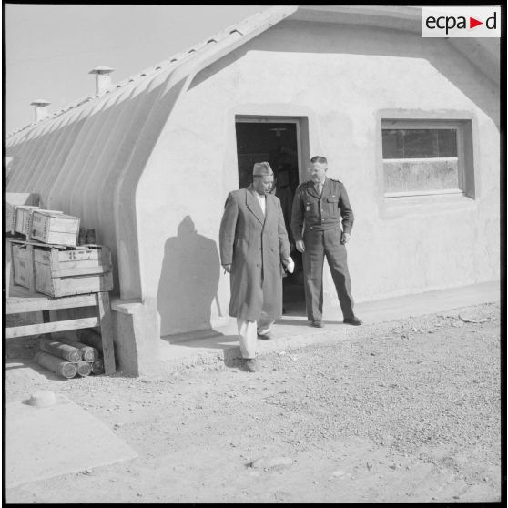 Le chef des rebelles Adjoul-Adjoul converse avec le commandant Corbel.