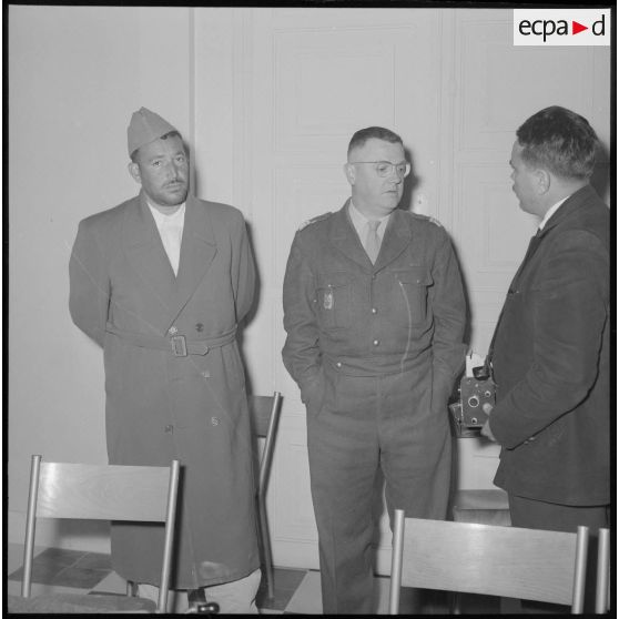 Adjoul-Adjoul, ancien reponsable du maquis des Aurès et le commandant Corbel discutent avec un journaliste.