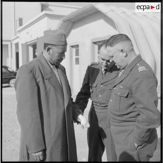 Le chef des rebelles Adjoul-Adjoul converse avec le commandant Corbel.