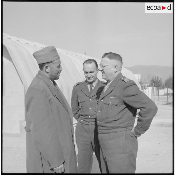 Le chef rebelle Adjoul-Adjoul discute avec le commandant Corbel.