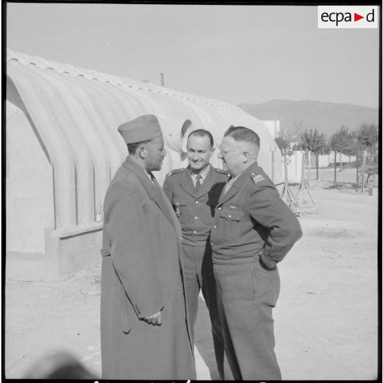 Le chef rebelle Adjoul-Adjoul en pleine discution avec le commandant Corbel.