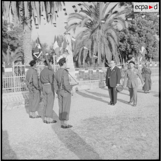 Le maire de Hamma Plaisance salue le fanion de la 5e compagnie du bataillon de Corée.