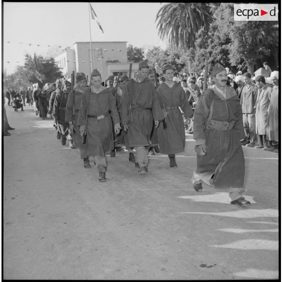 Défilé d'un groupe d'autodéfense à Hamma Plaisance.
