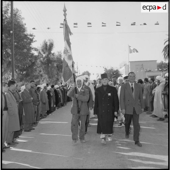 Les anciens combattants, réunis autour de leur drapeau, défilent à Hamma Plaisance.