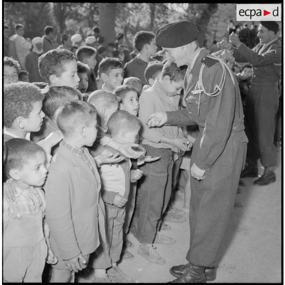 Distribution de friandises aux enfants de Hamma Plaisance.