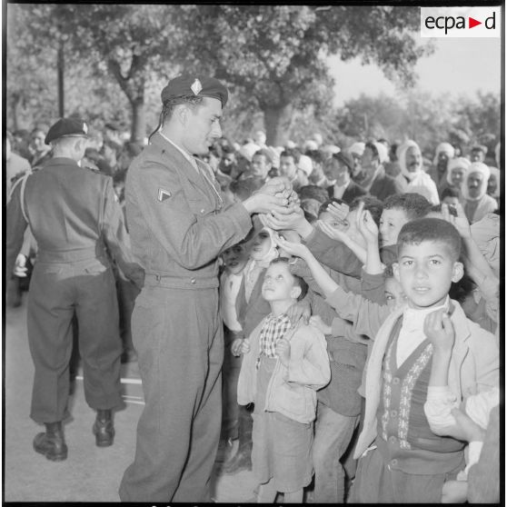 Distribution de friandises aux enfants de Hamma Plaisance.
